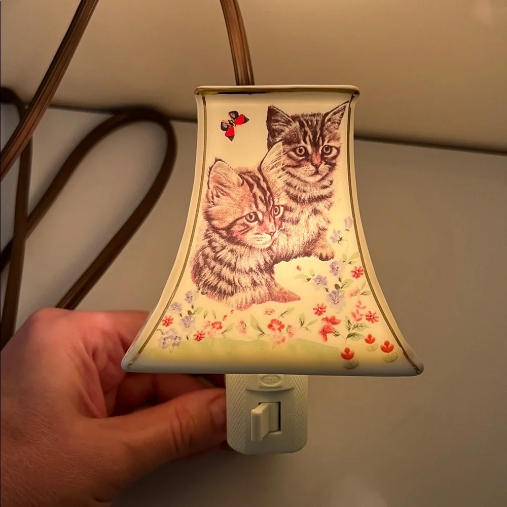 Adeline Porcelain Cat Night Light with Kittens, Butterflies 🦋 and Flowers 🌺 NWOT